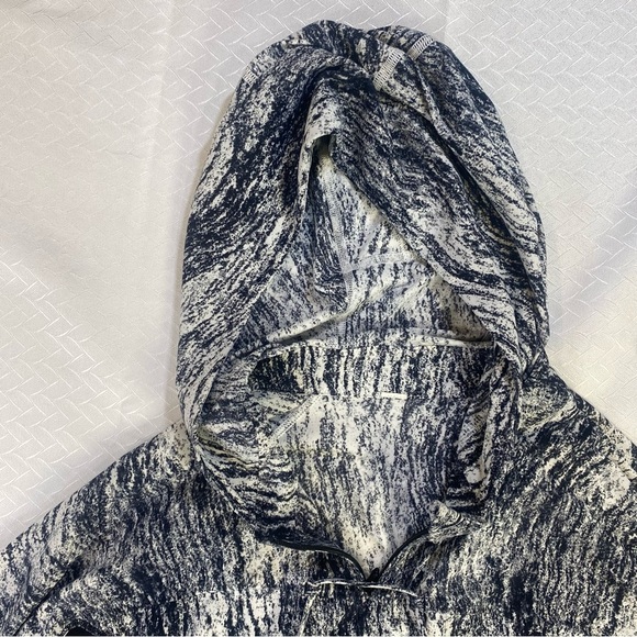 Lululemon Hooded Pullover Sweatshirt – Black White Pattern – Athletic Yoga Wear - Picture 7 of 7